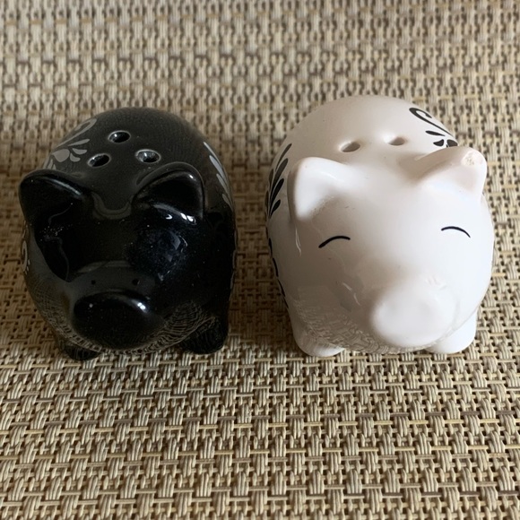 Black and White Pig Salt and Pepper Shakers - Picture 2 of 10